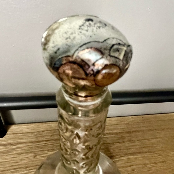 Vintage Avon perfume bottle. Could use a cleaning! - Picture 10 of 16